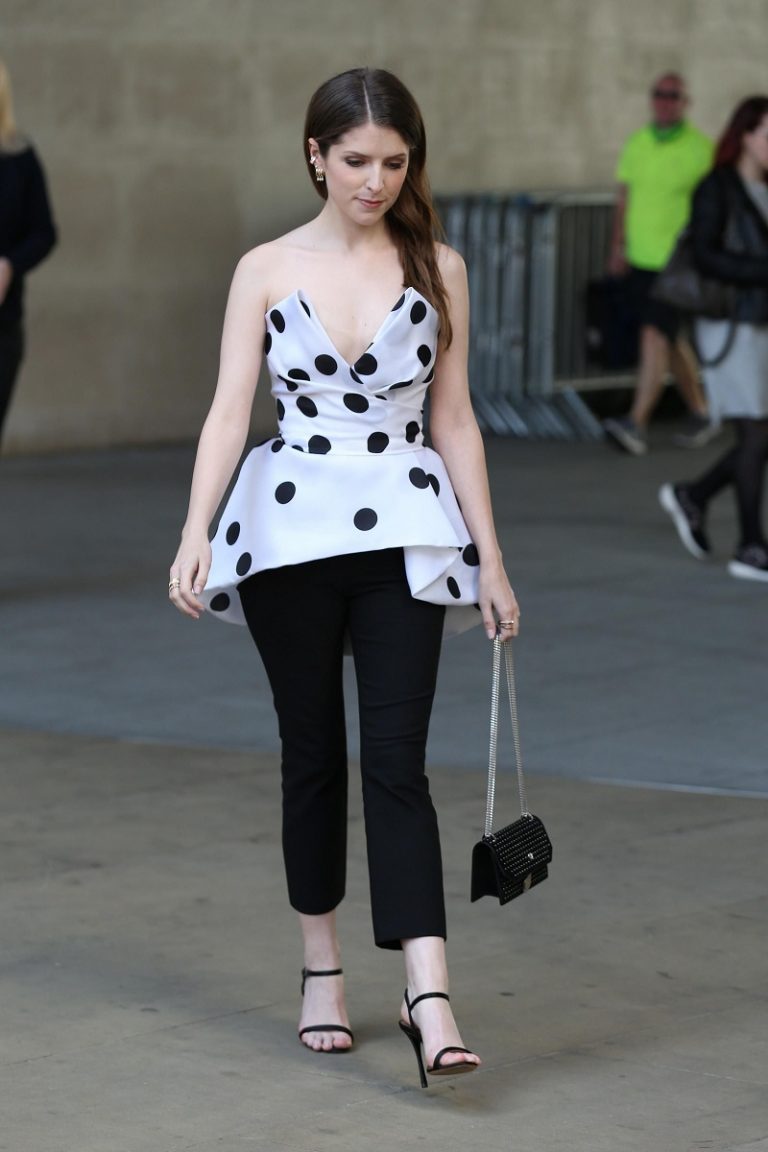 Anna Kendrick Feet Shoe Size And Shoe Collection Web Magazine Today